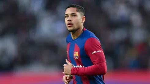 Vitor Roque do FC Barcelona observa durante a partida da LaLiga EA Sports entre FC Barcelona e Getafe CF no Estadi Olimpic Lluis Companys em 24 de fevereiro de 2024 em Barcelona, ​​Espanha. (Foto: David Ramos/Getty Images)