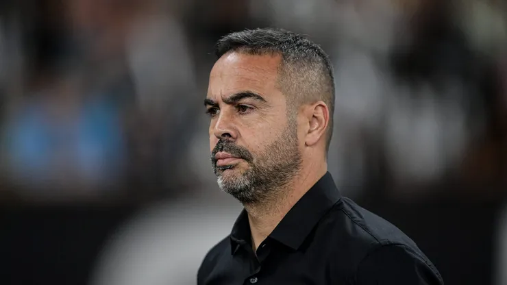 Artur Jorge tecnico do Botafogo durante partida contra o Internacional no estadio Engenhao pelo campeonato Brasileiro A 2024. Zagueiro está de saída