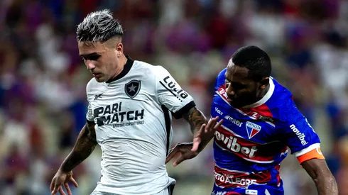 Tinga jogador do Fortaleza disputa lance com Diego Hernandez jogador do Botafogo durante partida no estádio Arena Castelão pelo campeonato Brasileiro A 2024. Foto: Pedro Chaves/AGIF