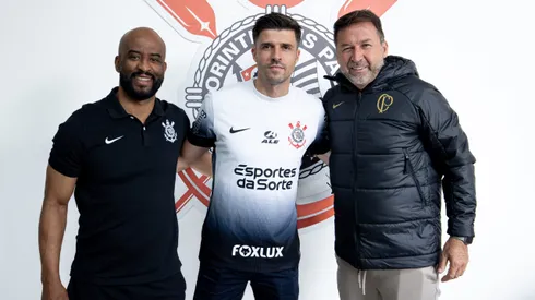 Foto: Rodrigo Coca/Agência Corinthians – Héctor Hernández ao lado de Augusto Melo e Fabinho Soldado.