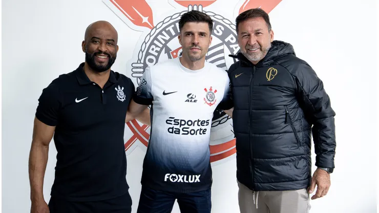 Foto: Rodrigo Coca/Agência Corinthians - Héctor Hernández ao lado de Augusto Melo e Fabinho Soldado.