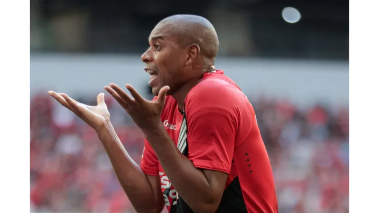 Fernandinho durante confronto contra o Corinthians no Campeonato Brasileiro de 2024.