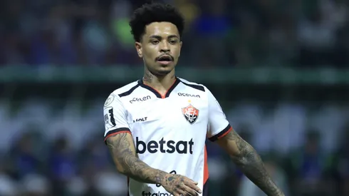 Após sair contra o São Paulo, Matheuzinho tem notícia bombástica no Vitória (Foto: Marcello Zambrana/AGIF)