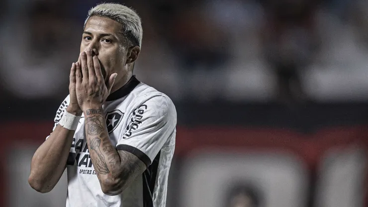 Matheus Martins jogador do Botafogo durante partida contra o Atlético-GO no estádio Antônio Accioly pelo campeonato Brasileiro A 2024. Foto: Heber Gomes/AGIF