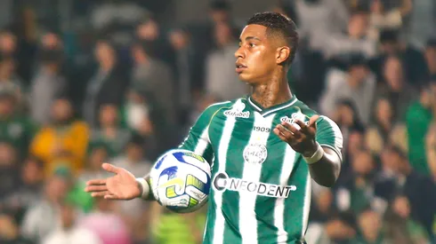 Alef Manga jogador do Coritiba durante partida contra o Internacional no estádio Couto Pereira pelo campeonato BRASILEIRO A 2023. Ponta teve sua situação atualizada