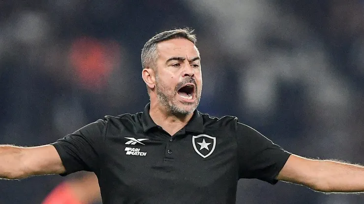 Artur Jorge faz cobrança no Botafogo.