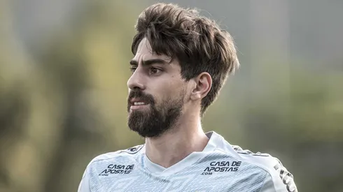 Luan Peres durante treinamento no CT Rei Pelé. Defensor pode jogar no Vasco