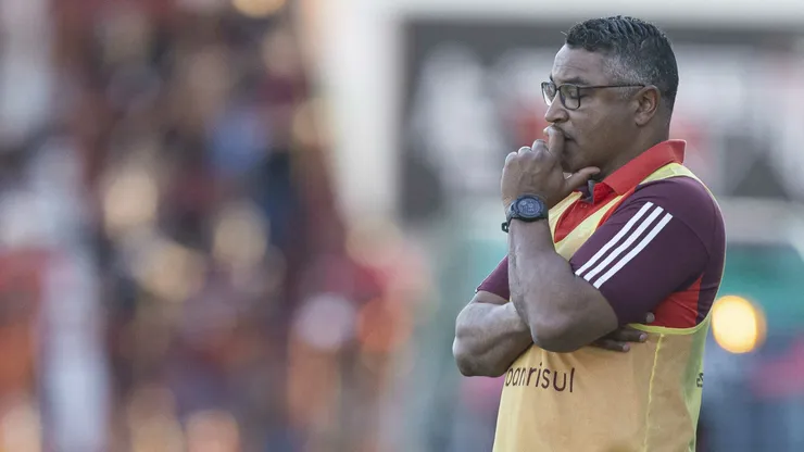 Roger Machado terá que tomar decisão de última hora - Foto: Heber Gomes/AGIF