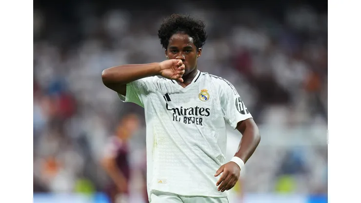 Endrick durante sua estreia com a camisa do Real Madrid diante do Real Valladolid.