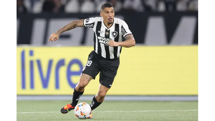 Foto: Vitor Silva/Botafogo - Allan durante confronto contra o Palmeiras na Libertadores de 2024.