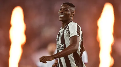 Luiz Henrique, jogador do Botafogo, lamenta gol anulado durante partida contra o Bahia no Nilton Santos, pelo Campeonato Brasileiro.