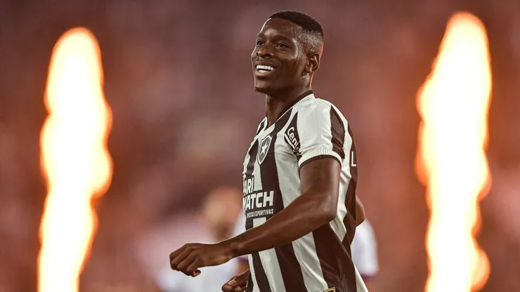 Luiz Henrique, jogador do Botafogo, lamenta gol anulado durante partida contra o Bahia no Nilton Santos, pelo Campeonato Brasileiro.