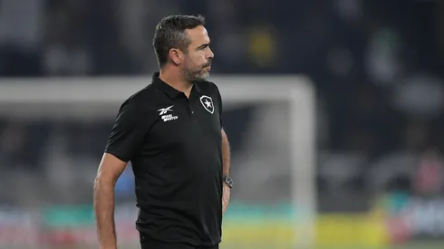 Artur Jorge terá mais opções para montar a equipe – Foto: Thiago Ribeiro/AGIF