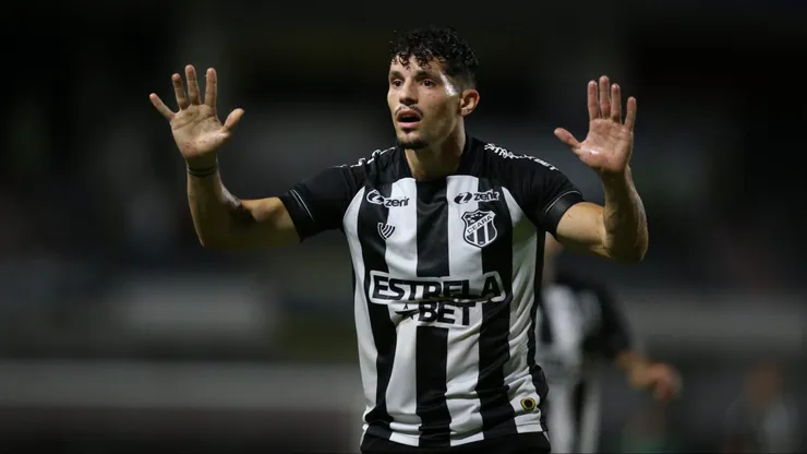 Rafael Ramos, jogador do Ceará, em partida contra o CRB no estádio Rei Pele, pela Copa do Brasil 2024.