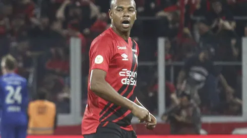 Fernandinho durante confronto contra o São Paulo no Campeonato Brasileiro de 2024.