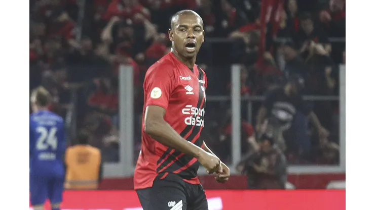 Fernandinho durante confronto contra o São Paulo no Campeonato Brasileiro de 2024.