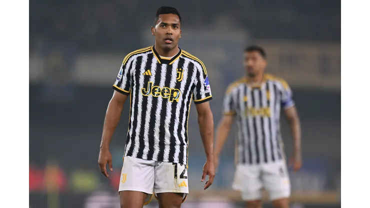 Alex Sandro durante confronto contra o Hellas Verona na Serie A TIM 2023/24.