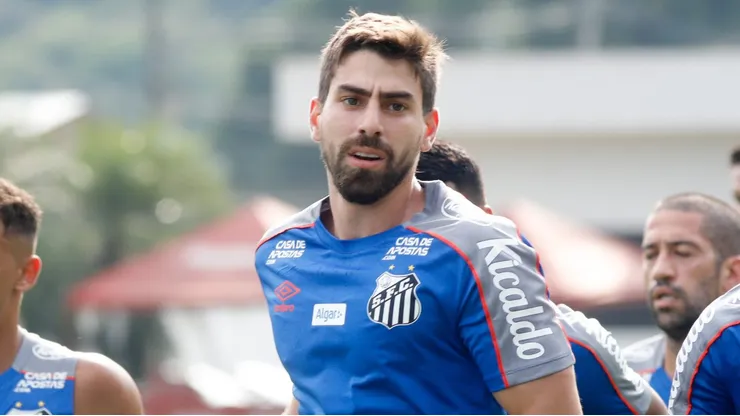 Luan Peres, zagueiro na mira do Vasco jogando pelo Santos.