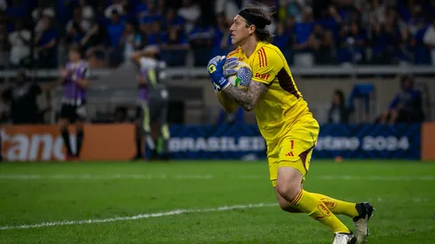 Cássio jogador do Cruzeiro durante partida contra o Atlético-MG no estádio Mineirão pelo campeonato Brasileiro A 2024. Foto: Fernando Moreno/AGIF