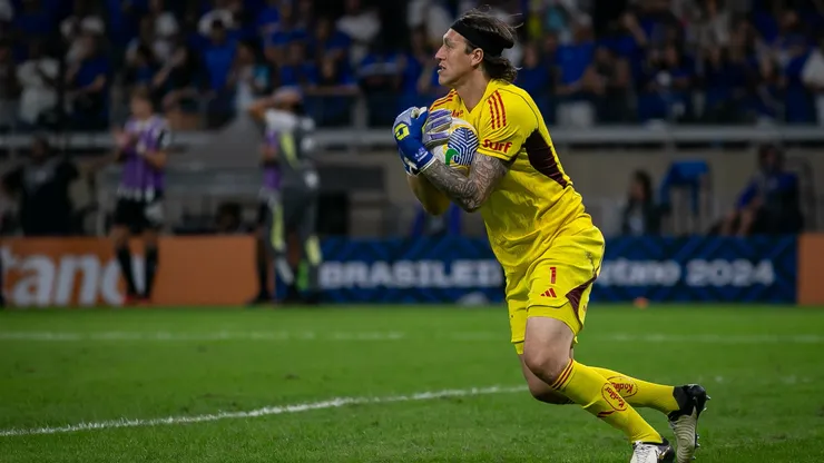Cássio jogador do Cruzeiro durante partida contra o Atlético-MG no estádio Mineirão pelo campeonato Brasileiro A 2024. Foto: Fernando Moreno/AGIF
