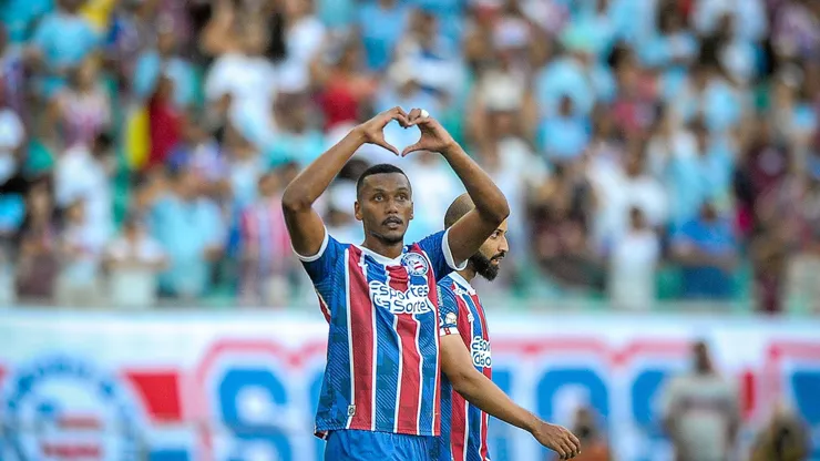 Rezende jogador do Bahia comemora seu gol durante partida contra o Bragantino no estadio Arena Fonte Nova pelo campeonato Brasileiro A 2023. Meio-campista está de volta
