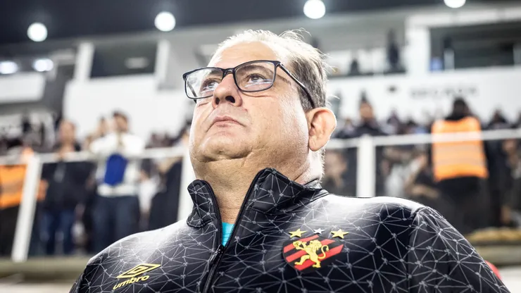 Guto Ferreira tecnico do Sport durante partida contra o Santos no estadio Vila Belmiro pelo campeonato Brasileiro B 2024. Foto: Abner Dourado/AGIF