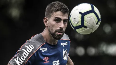 Luan Peres durante treino no CT Rei Pelé. Jogador é cotado no Vasco da Gama