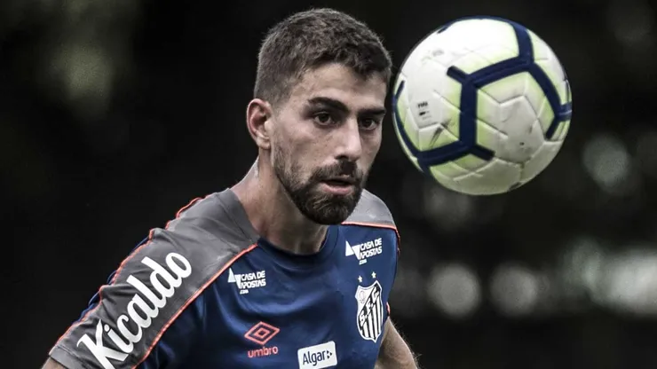 Luan Peres durante treino no CT Rei Pelé. Jogador é cotado no Vasco da Gama
