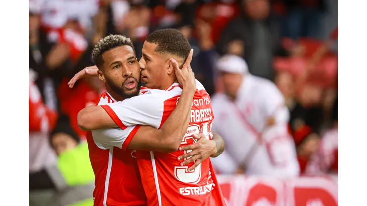 Wesley jogador do Internacional comemora seu gol com Gabriel Carvalho jogador da sua equipe durante partida contra o Athletico-PR no estadio Beira-Rio pelo campeonato Brasileiro A 2024.