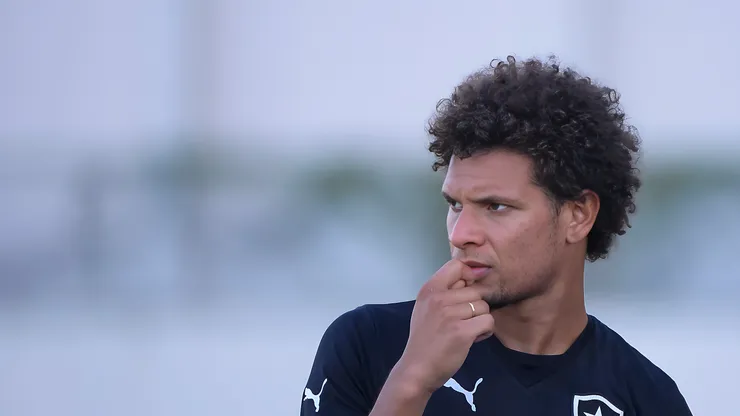 Willian Arao do Botafogo durante treino no campo anexo do estadio Engenhao. Meio-campista foi cogitado pela direção