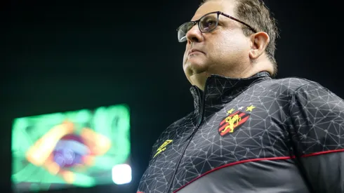 Guto Ferreira durante confronto contra o Santos na Série B de 2024.