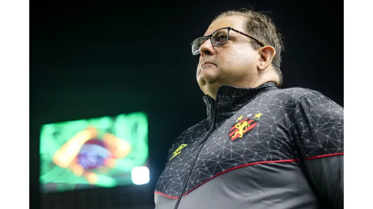 Guto Ferreira durante confronto contra o Santos na Série B de 2024.