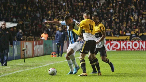 Zé Marcos disputa lance com Diego Souza durante partida no estádio Heriberto Hulse pelo campeonato Brasileiro B 2022. Foto: Lucas Sabino/AGIF