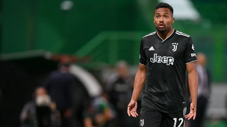 Alex Sandro, da Juventus, reage durante o jogo da segunda mão dos quartos-de-final da UEFA Europa League entre Sporting CP e Juventus, no Estádio José Alvalade, a 20 de abril de 2023, em Lisboa, Portugal. (Foto de Otávio Passos/Getty Images)