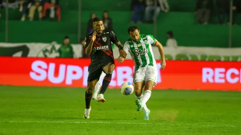 Nenê jogador do Juventude disputa lance com Baralhas jogador do Atlético-GO durante partida no estádio Alfredo Jaconi pelo campeonato Brasileiro A 2024. Foto: Luis Felipe Amorin/AGIF