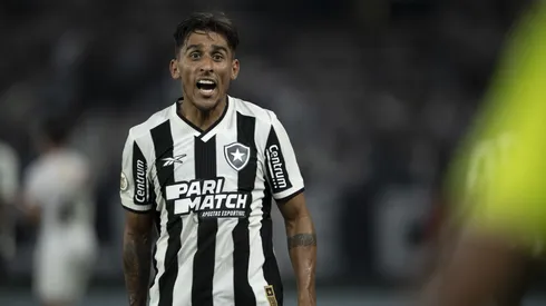 Damián Suárez jogador do Botafogo durante partida contra o Fluminense no estádio Engenhão pelo campeonato Brasileiro A 2024. Foto: Jorge Rodrigues/AGIF