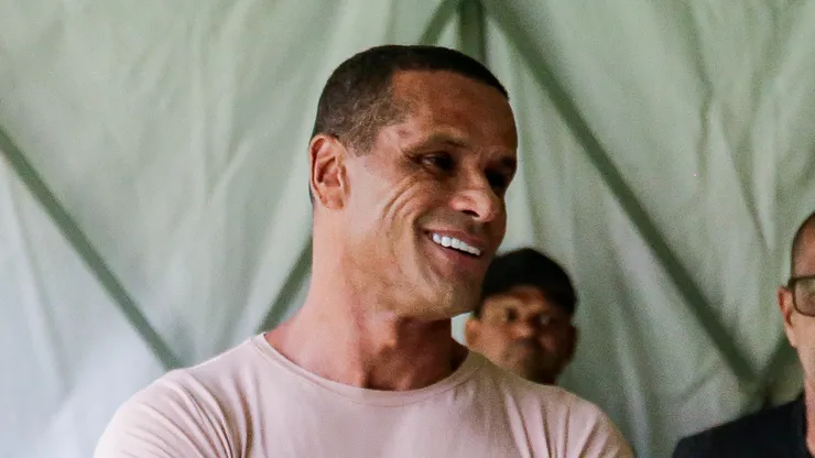 Ex-jogador Rivaldo e presidente do Retrô Laércio Guerra são visto antes da partida entre Retrô e Pacajus no estádio Arena Pernambuco pelo campeonato Brasileiro D 2023. Foto: Rafael Vieira/AGIF