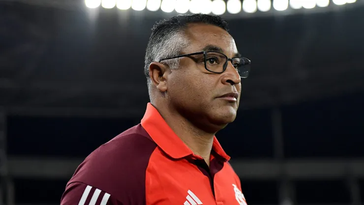 Roger Machado, técnico do Internacional, durante partida contra o Botafogo no Nilton Santos, pelo Campeonato Brasileiro.