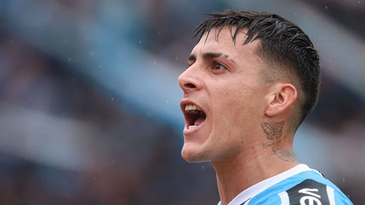 Pavón jogador do Gremio comemora seu gol durante partida contra o Operario no estadio Francisco Stedile pelo campeonato Copa Do Brasil 2024.