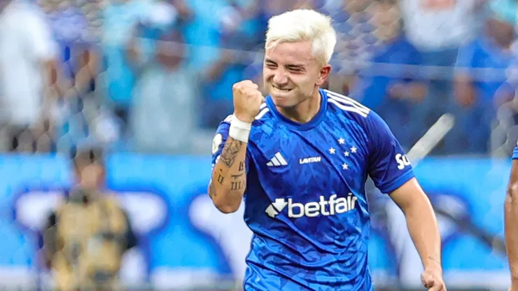 Barreal, jogador do Cruzeiro, comemora seu gol durante partida contra o Corinthians no Mineirão, pelo Campeonato Brasileiro.