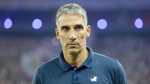 Vojvoda terá meia do Athletico.