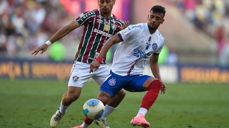 Andre jogador do Fluminense disputa lance com Luciano Rodriguez jogador do Bahia durante partida pelo campeonato Brasileiro A 2024. Foto: Thiago Ribeiro/AGIF
