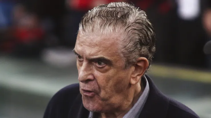 Torcida critica Petraglia por falta de reforços.