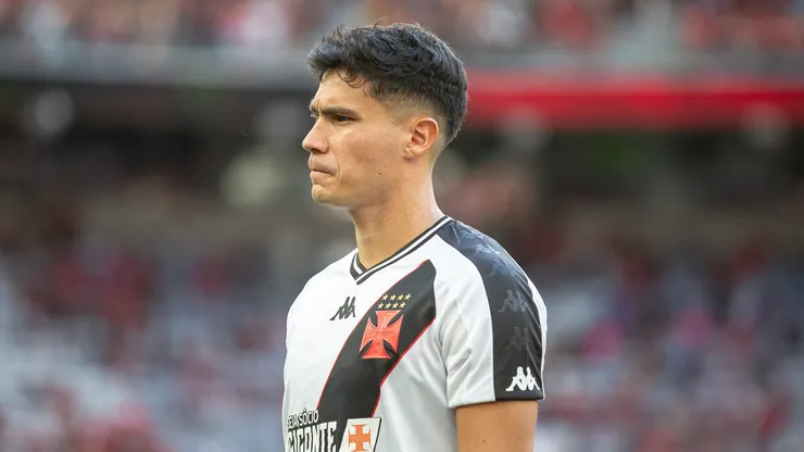 Galdames jogador do Vasco durante partida contra o Athletico-PR no estadio Arena da Baixada pelo campeonato Brasileiro A 2024. Volante deve ter negociação melada