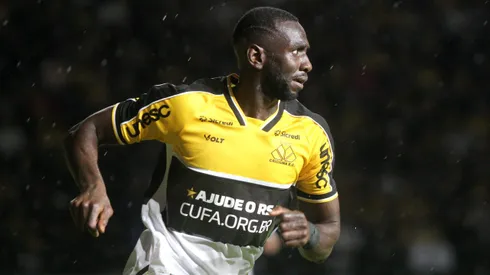 Bolasie, jogador do Criciuma, durante partida contra o Bahia no estádio Heriberto Hulse, pela Copa do Brasil.