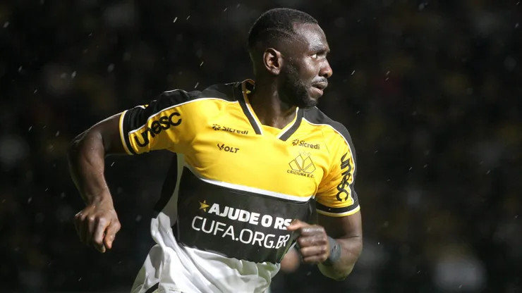 Bolasie, jogador do Criciuma, durante partida contra o Bahia no estádio Heriberto Hulse, pela Copa do Brasil.