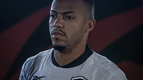 Marlon Freitas durante confronto contra o Atlético-GO no Brasileirão de 2024.