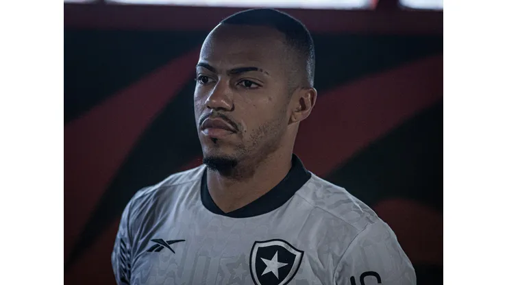 Marlon Freitas durante confronto contra o Atlético-GO no Brasileirão de 2024.
