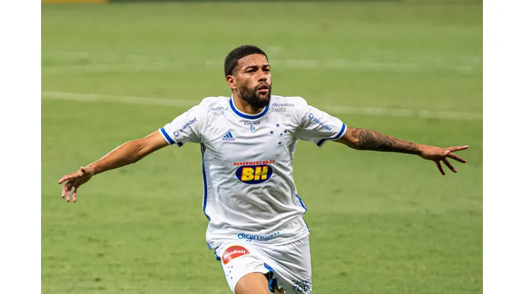 Machado durante confronto contra a Ponte Preta na Série B de 2020.