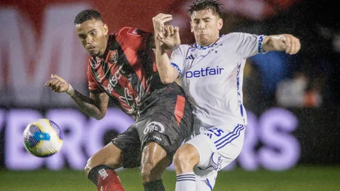 Alerrandro jogador do Vitoria disputa lance com Romero jogador do Cruzeiro durante partida no estádio Barradão pelo campeonato Brasileiro A 2024. Foto: Jhony Pinho/AGIF